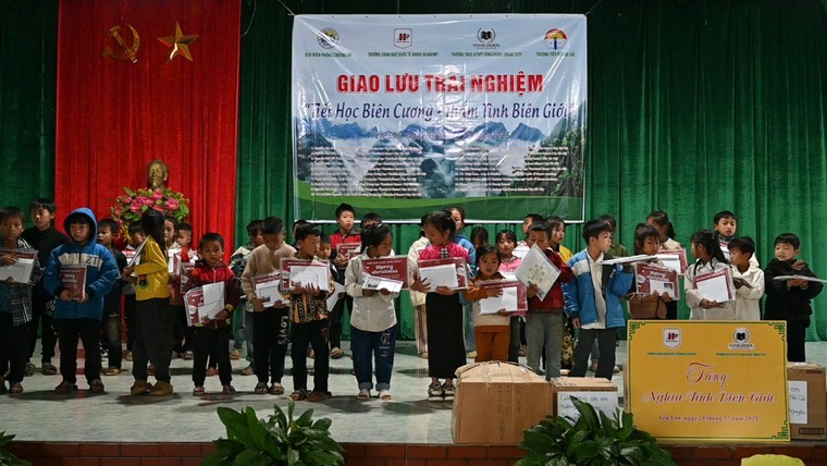 Chương trình thiện nguyện "Tiết học biên cương - Thắm tình biên giới" giàu ý nghĩa tại Chiềng On, Sơn La ảnh 15