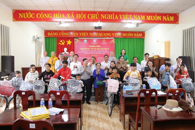 Thăm, tặng quà Tết cho hộ nghèo, hộ có hoàn cảnh khó khăn dịp Tết Nguyên đán Bính Ngọ 2026 ảnh 9