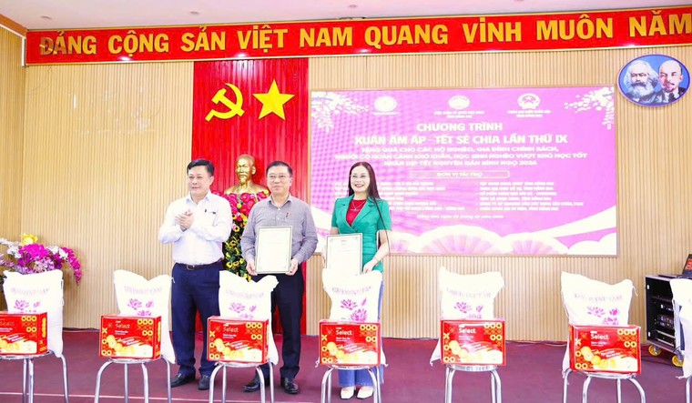 Thăm, tặng quà Tết cho hộ nghèo, hộ có hoàn cảnh khó khăn dịp Tết Nguyên đán Bính Ngọ 2026 ảnh 12