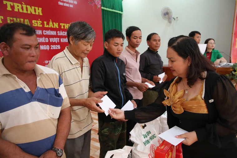 Thăm, tặng quà Tết cho hộ nghèo, hộ có hoàn cảnh khó khăn dịp Tết Nguyên đán Bính Ngọ 2026 ảnh 6