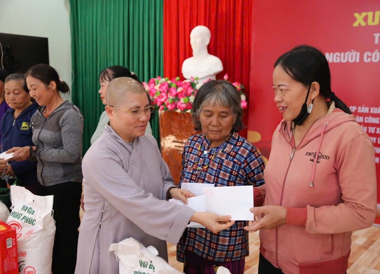 Thăm, tặng quà Tết cho hộ nghèo, hộ có hoàn cảnh khó khăn dịp Tết Nguyên đán Bính Ngọ 2026 ảnh 4