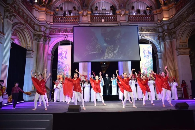 Vui đón Tết Nguyên đán Bính Ngọ 2026 tại Tòa thị chính Paris ảnh 2