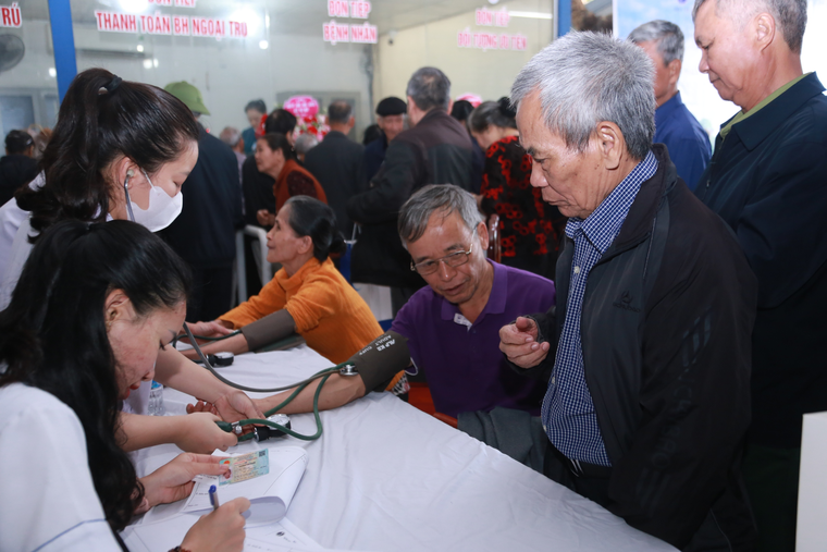 Thứ trưởng Thường trực Bộ Y tế dự chương trình khám bệnh, tặng quà người dân Hà Tĩnh ảnh 3