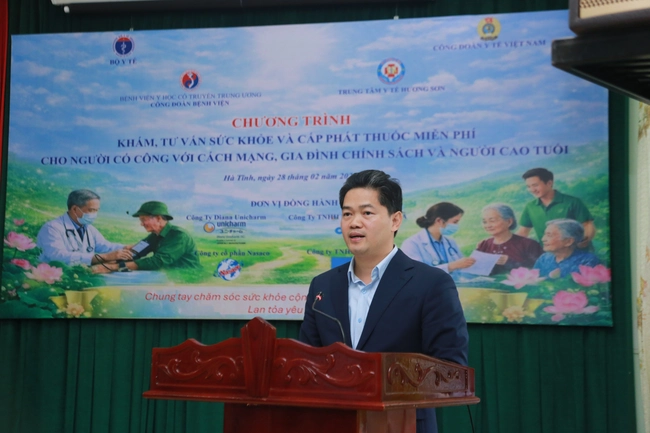 Thứ trưởng Thường trực Bộ Y tế dự chương trình khám bệnh, tặng quà người dân Hà Tĩnh ảnh 1