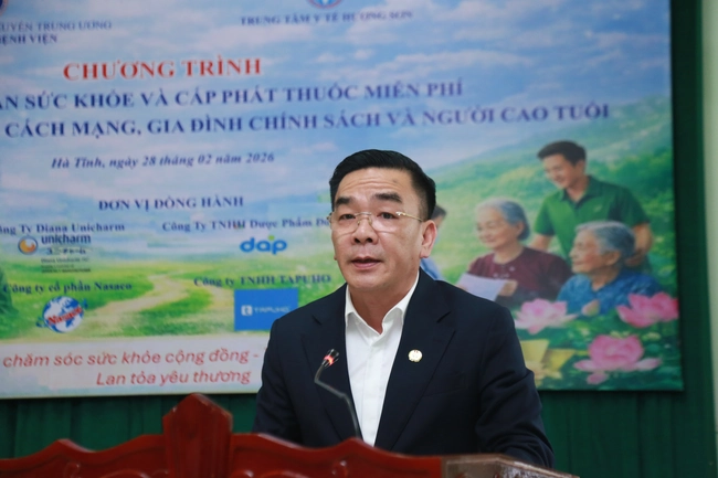 Thứ trưởng Thường trực Bộ Y tế dự chương trình khám bệnh, tặng quà người dân Hà Tĩnh ảnh 2