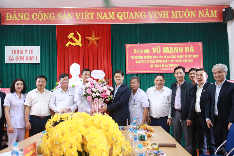 Thứ trưởng Thường trực Bộ Y tế dự chương trình khám bệnh, tặng quà người dân Hà Tĩnh ảnh 4