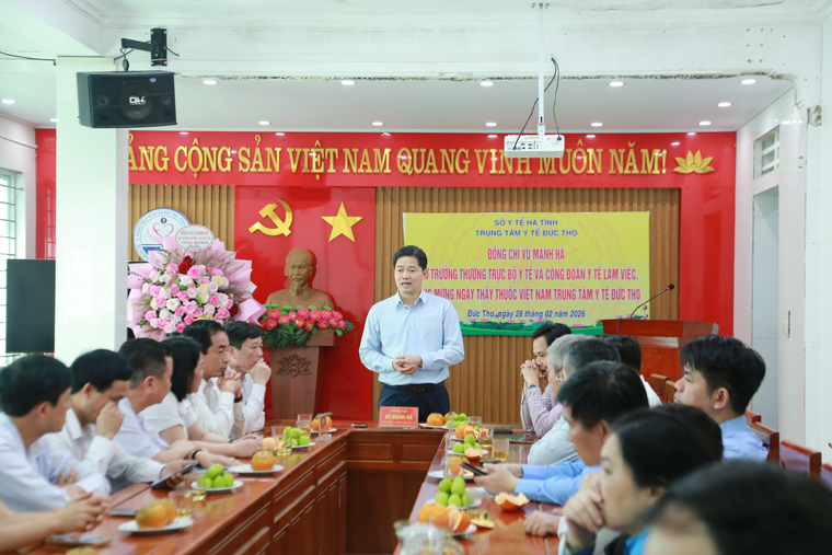 Thứ trưởng Thường trực Bộ Y tế dự chương trình khám bệnh, tặng quà người dân Hà Tĩnh ảnh 5