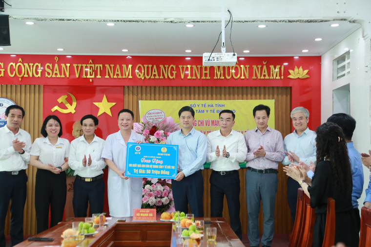 Thứ trưởng Thường trực Bộ Y tế dự chương trình khám bệnh, tặng quà người dân Hà Tĩnh ảnh 6