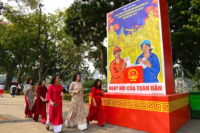 Hà Nội: Rực rỡ sắc màu tuyên truyền bầu cử ảnh 2