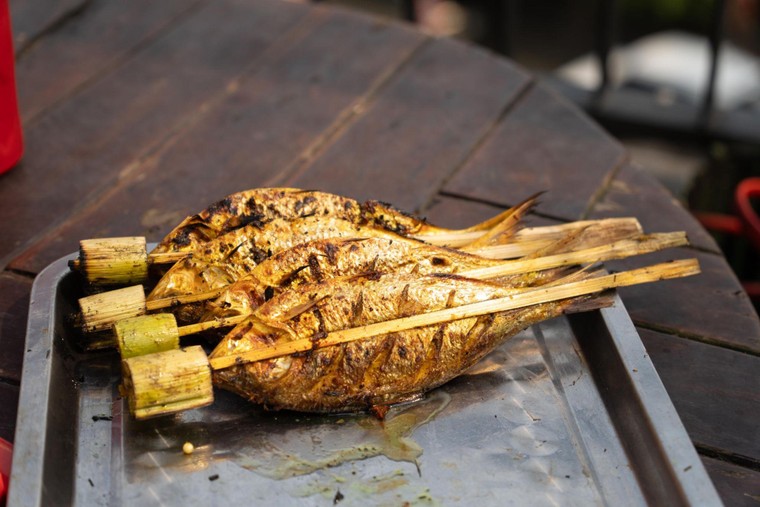 Cá mòi nướng - Món ăn đặc sắc của làng Bát Tràng ảnh 2