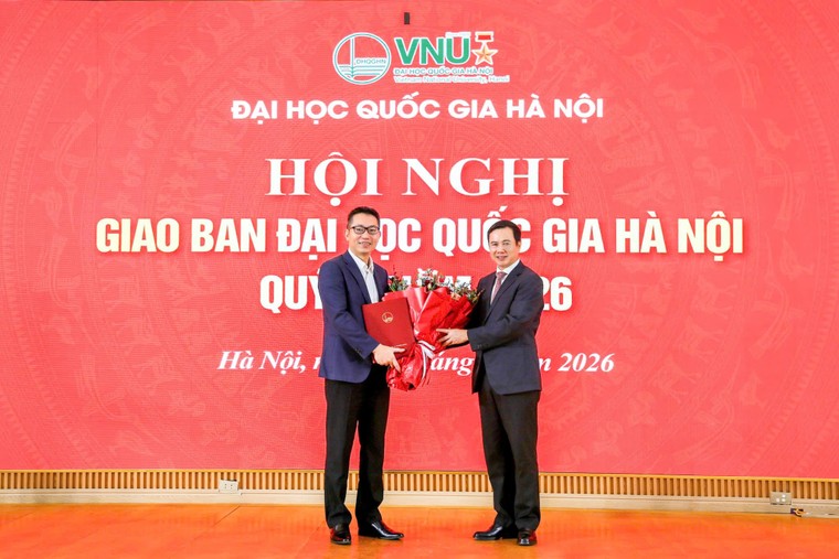 Giám đốc ĐHQGHN Bùi Thế Duy trao quyết định bổ nhiệm chức vụ Hiệu trưởng Trường Đại học Việt Nhật đối với ông Nguyễn Hoàng Oanh ảnh 1