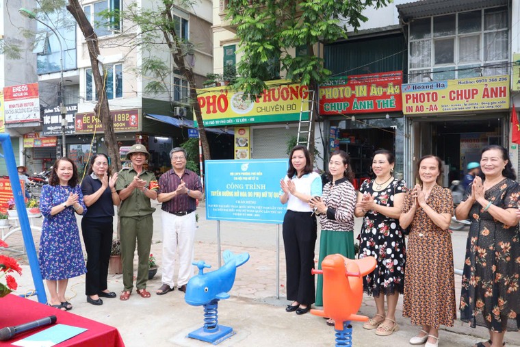 Hà Nội: Phường Phú Diễn gắn biển công trình “Tuyến đường hoa do phụ nữ tự quản” ảnh 1