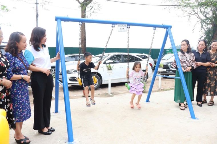 Hà Nội: Phường Phú Diễn gắn biển công trình “Tuyến đường hoa do phụ nữ tự quản” ảnh 2