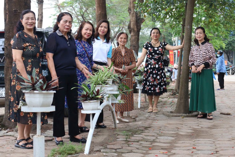 Hà Nội: Phường Phú Diễn gắn biển công trình “Tuyến đường hoa do phụ nữ tự quản” ảnh 3