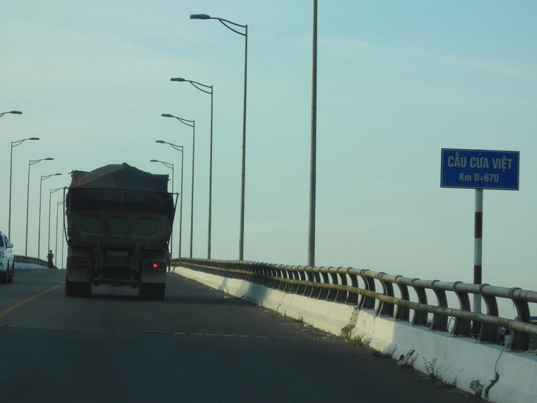 Hiểm họa khôn lường từ những chuyến xe chở vật liệu xây dựng ảnh 2