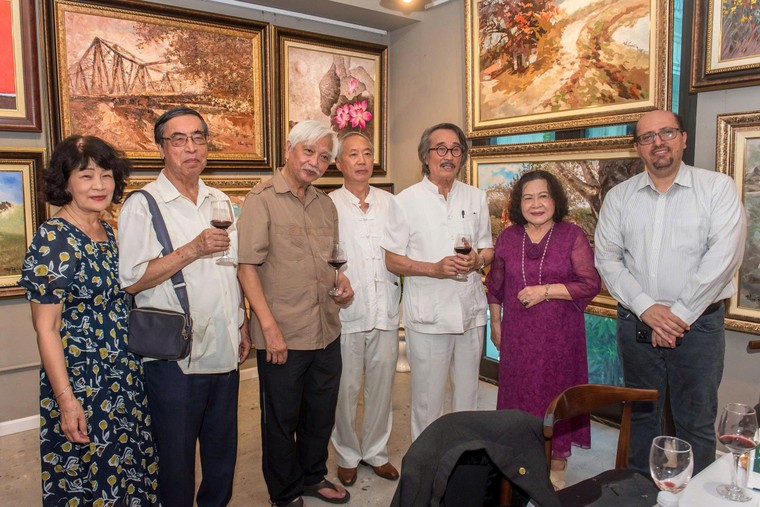 Sunshine Gallery: Nơi nghệ thuật giao thoa cùng lòng nhân ái ảnh 1