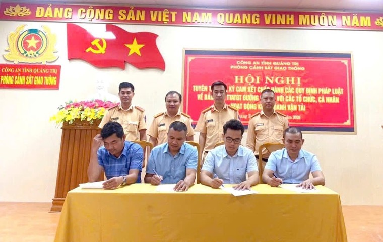 Quảng Trị: Nâng cao văn hóa giao thông trong doanh nghiệp vận tải bằng con đường tuyên truyền, ký cam kết ảnh 2