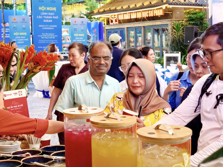 Hà Nội giới thiệu ẩm thực và nghệ thuật truyền thống chào mừng Hội nghị Lãnh đạo các Thành phố ASEAN ảnh 3