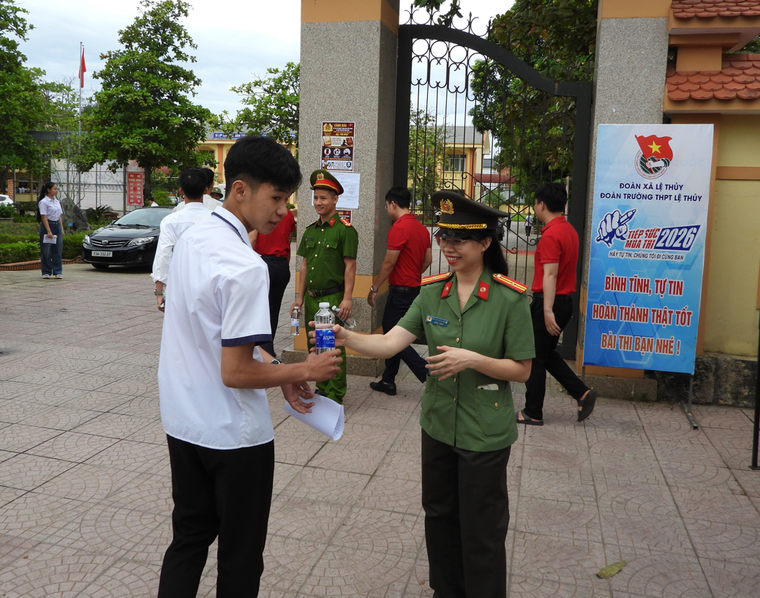 Đồng hành cùng sĩ tử, Công an xã Lệ Thủy lan tỏa hình ảnh đẹp vì nhân dân phục vụ ảnh 2