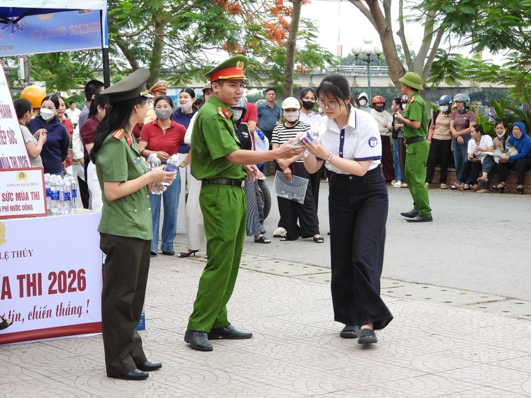 Đồng hành cùng sĩ tử, Công an xã Lệ Thủy lan tỏa hình ảnh đẹp vì nhân dân phục vụ ảnh 1