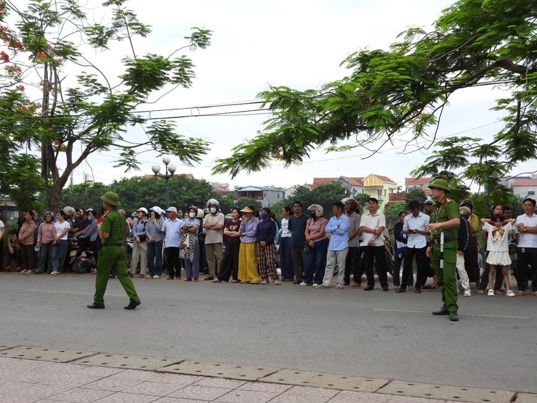 Đồng hành cùng sĩ tử, Công an xã Lệ Thủy lan tỏa hình ảnh đẹp vì nhân dân phục vụ ảnh 3