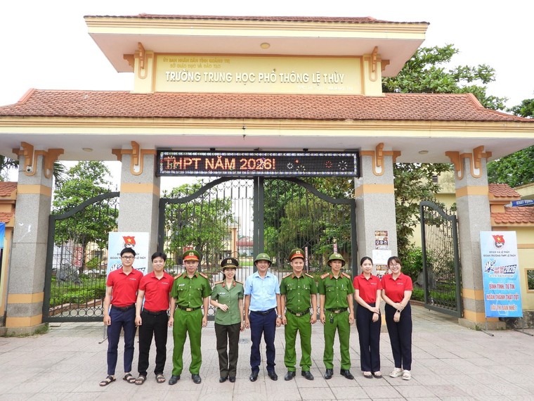 Đồng hành cùng sĩ tử, Công an xã Lệ Thủy lan tỏa hình ảnh đẹp vì nhân dân phục vụ ảnh 4