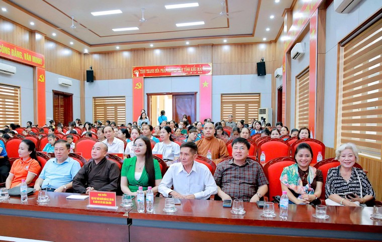 Chia sẻ yêu thương với trẻ mồ côi trong chương trình “Mẹ đỡ đầu - Kết nối yêu thương” ảnh 2