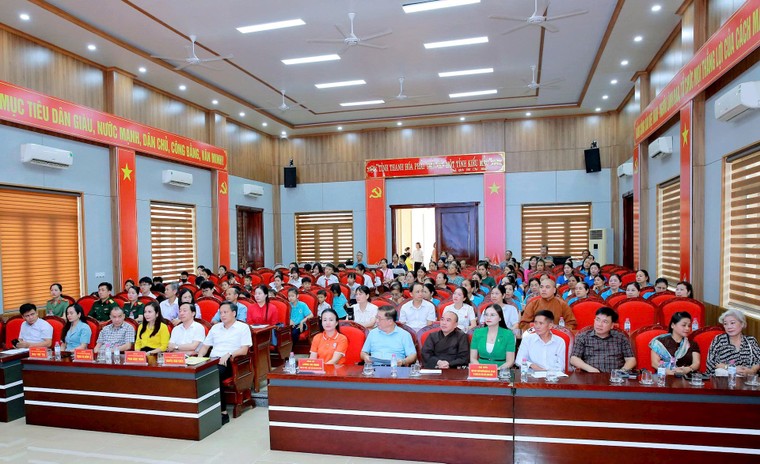 Chia sẻ yêu thương với trẻ mồ côi trong chương trình “Mẹ đỡ đầu - Kết nối yêu thương” ảnh 1