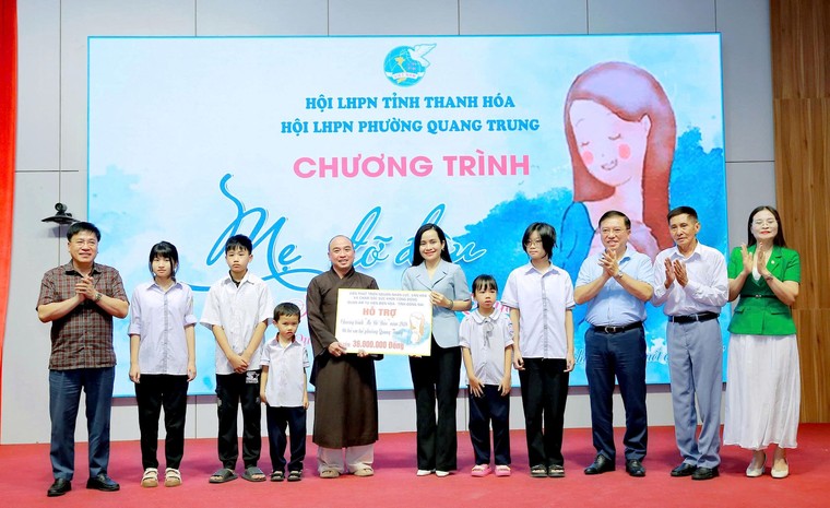 Chia sẻ yêu thương với trẻ mồ côi trong chương trình “Mẹ đỡ đầu - Kết nối yêu thương” ảnh 3