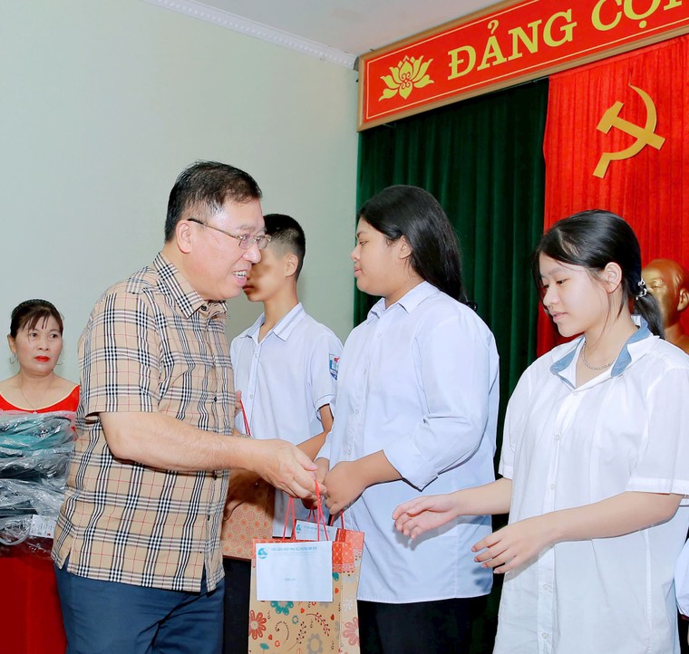 Chia sẻ yêu thương với trẻ mồ côi trong chương trình “Mẹ đỡ đầu - Kết nối yêu thương” ảnh 6
