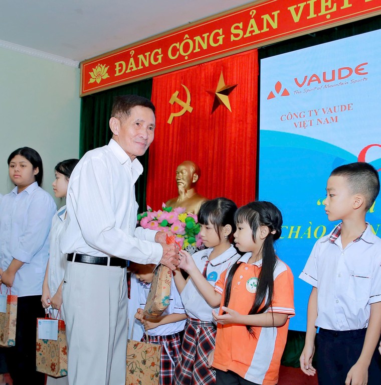 Chia sẻ yêu thương với trẻ mồ côi trong chương trình “Mẹ đỡ đầu - Kết nối yêu thương” ảnh 8