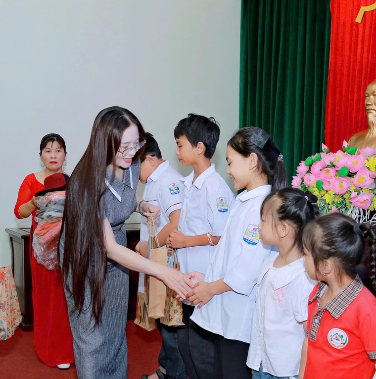 Chia sẻ yêu thương với trẻ mồ côi trong chương trình “Mẹ đỡ đầu - Kết nối yêu thương” ảnh 7