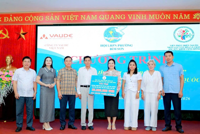Chia sẻ yêu thương với trẻ mồ côi trong chương trình “Mẹ đỡ đầu - Kết nối yêu thương” ảnh 4