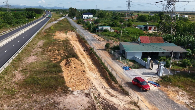 Quảng Trị: Phá rào bảo vệ hành lang cao tốc để khai thác đất ảnh 3