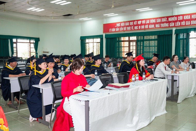 Niềm vui của những tân cử nhân vừa làm vừa học ảnh 2