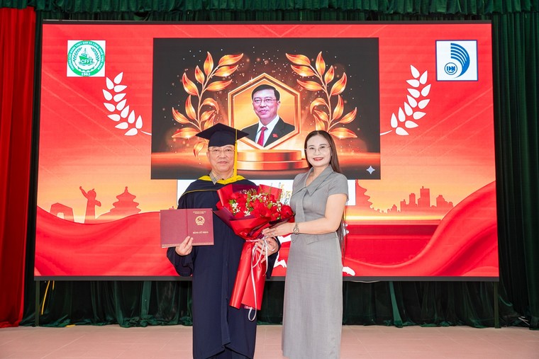 Niềm vui của những tân cử nhân vừa làm vừa học ảnh 7