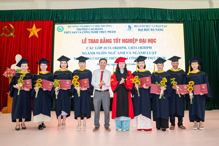 Niềm vui của những tân cử nhân vừa làm vừa học ảnh 4
