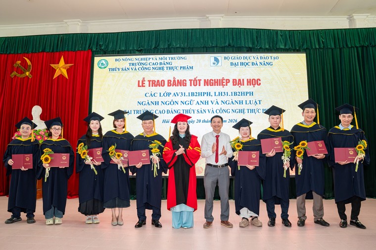 Niềm vui của những tân cử nhân vừa làm vừa học ảnh 3