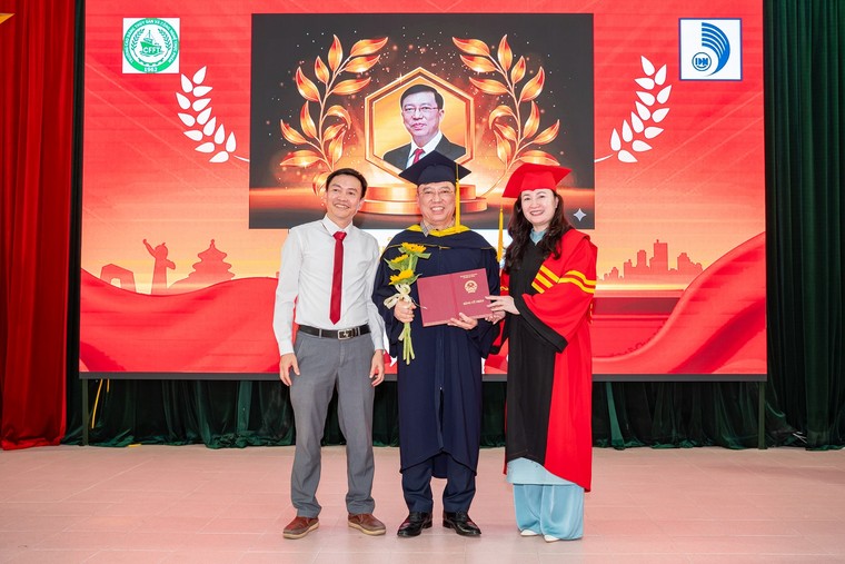 Niềm vui của những tân cử nhân vừa làm vừa học ảnh 6