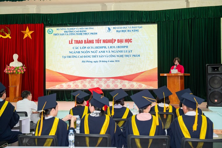 Niềm vui của những tân cử nhân vừa làm vừa học ảnh 1
