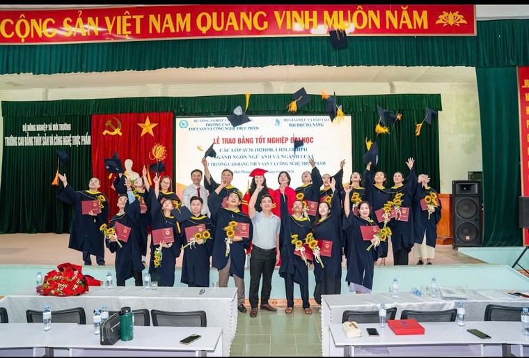 Niềm vui của những tân cử nhân vừa làm vừa học ảnh 5
