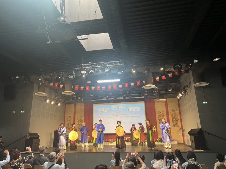 Kỷ niệm 5 năm Diễn đàn Gìn giữ tiếng Việt và Văn hóa Việt ở nước ngoài: Chung tay gìn giữ tiếng Việt, kết nối cộng đồng người Việt năm châu ảnh 2