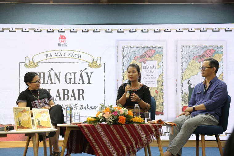 “Thần Giấy Hlabar” kể hành trình gìn giữ chữ Bahnar ảnh 2