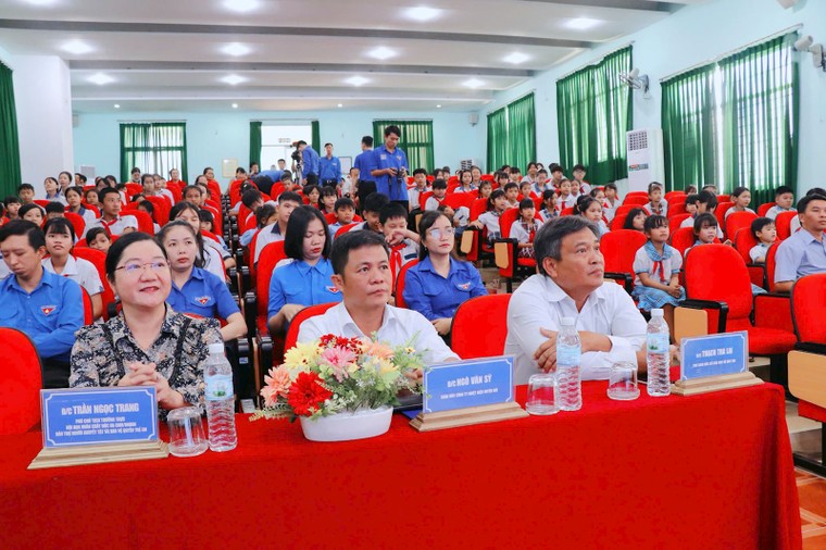 Công ty Nhiệt điện Duyên Hải chắp cánh tương lai từ những suất học bổng nghĩa tình ảnh 1