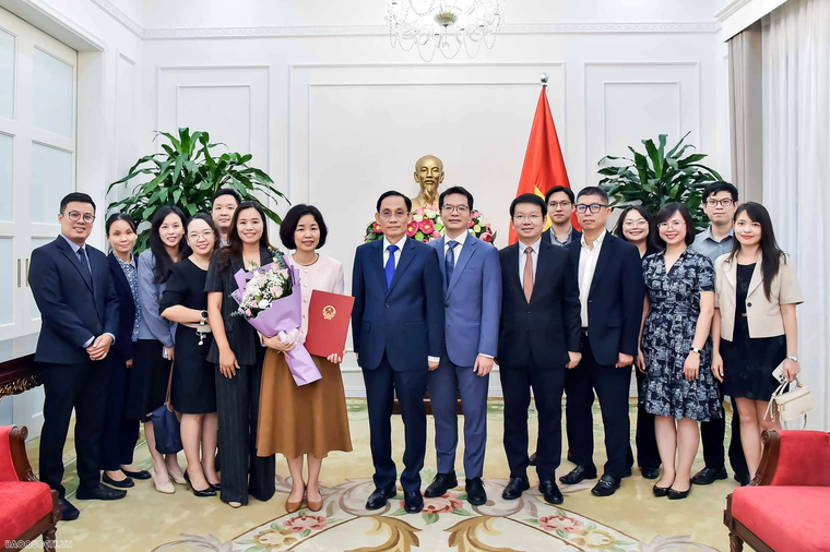 Bộ trưởng Ngoại giao Lê Hoài Trung trao quyết định bổ nhiệm Vụ trưởng ảnh 1