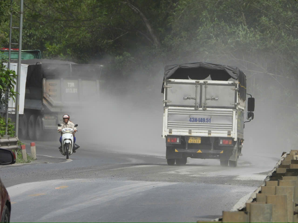 Xe chở vật liệu vượt thành thùng trên Quốc lộ 12A, tiềm ẩn nguy cơ mất an toàn giao thông ảnh 6