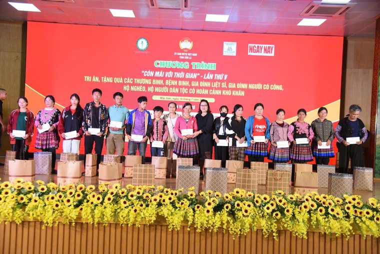 Tri ân các gia đình thương binh liệt sĩ với 500 phần quà trong Chương trình "Còn mãi với thời gian" ảnh 4