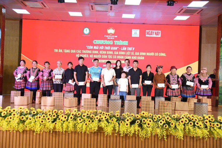 Tri ân các gia đình thương binh liệt sĩ với 500 phần quà trong Chương trình "Còn mãi với thời gian" ảnh 5