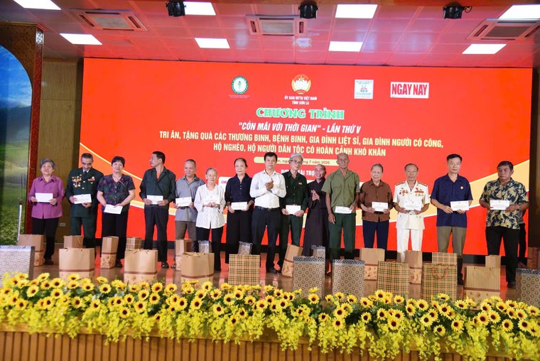 Tri ân các gia đình thương binh liệt sĩ với 500 phần quà trong Chương trình "Còn mãi với thời gian" ảnh 6