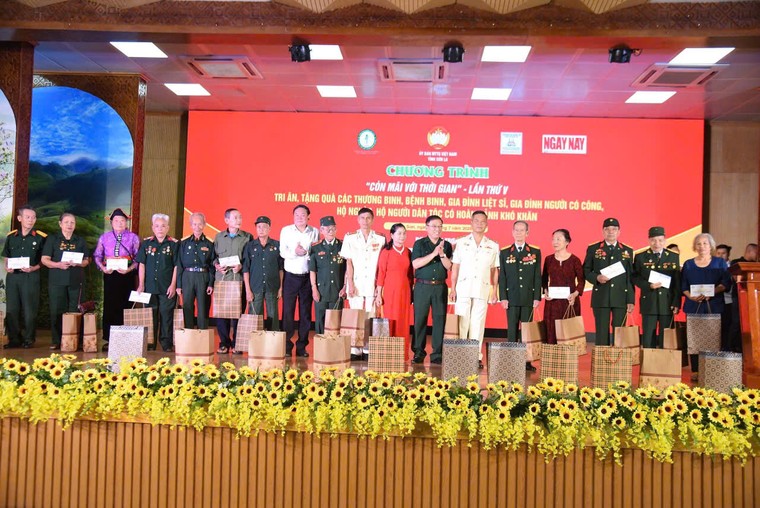Tri ân các gia đình thương binh liệt sĩ với 500 phần quà trong Chương trình "Còn mãi với thời gian" ảnh 3